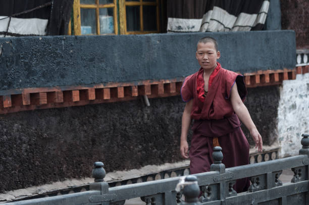 タシルクンポ僧院の正体不明のチベット僧侶 - シガツェ、チベット - tibet monk buddhism tibetan culture ストックフォトと画像