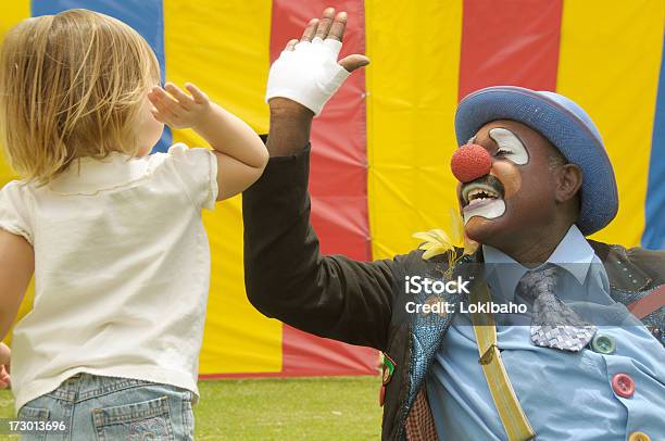 High Five Und Herrn Clown Stockfoto und mehr Bilder von Afrikanischer Abstammung - Afrikanischer Abstammung, Afro-amerikanischer Herkunft, Angesicht zu Angesicht