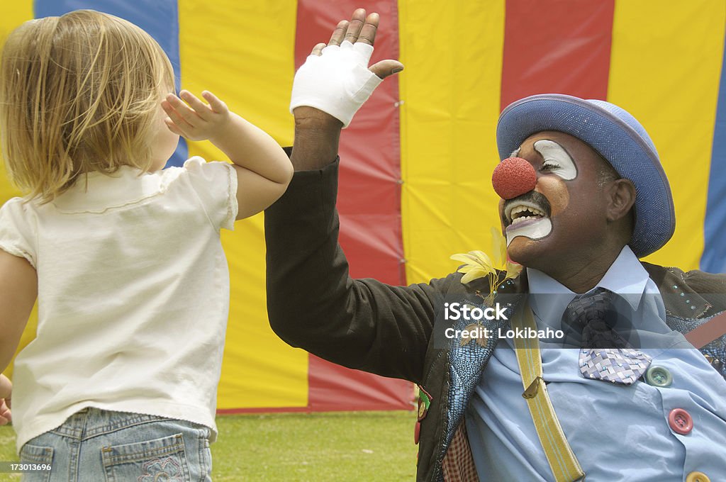À cinq et M. Clown - Photo de Afro-américain libre de droits