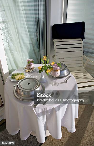 Foto de Café Da Manhã Na Varanda Do Navio De Cruzeiro e mais fotos de stock de Navio cruzeiro - Navio cruzeiro, Sacada, Barco de passageiros