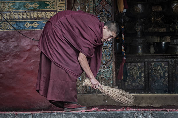 タシルクンポ僧院の正体不明のチベット僧侶 - シガツェ、チベット - tibet monk buddhism tibetan culture ストックフォトと画像