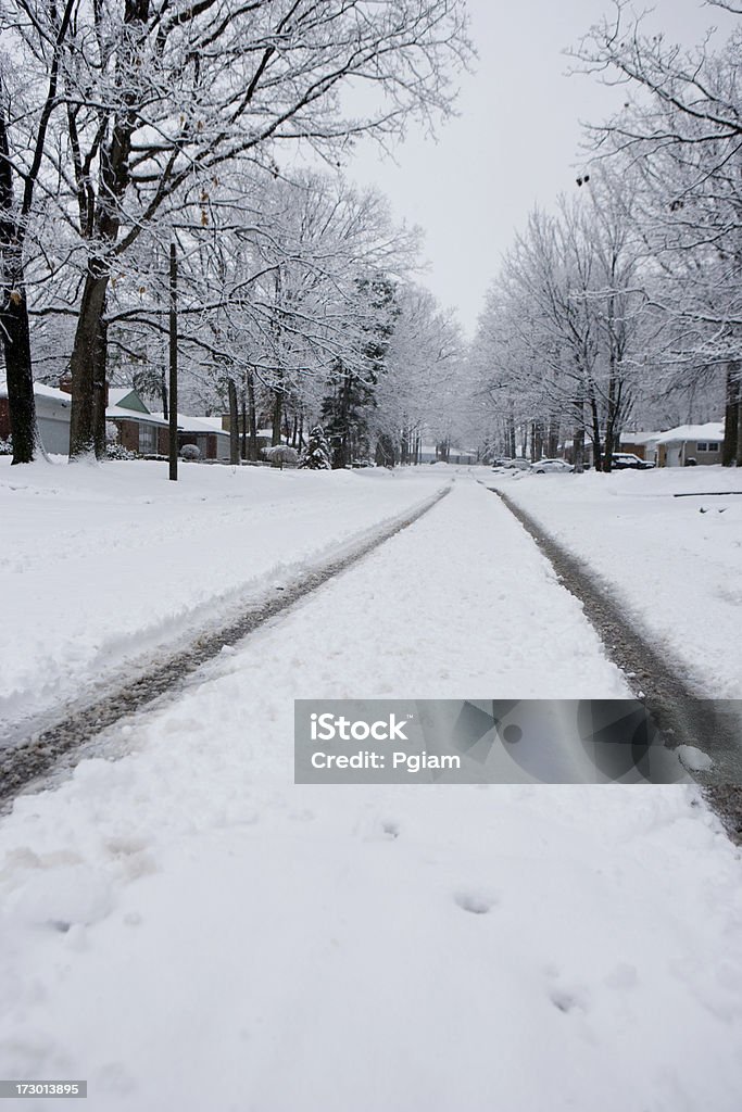 Reifen Spuren nach einem Schneesturm - Lizenzfrei Einspurige Straße Stock-Foto