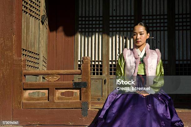 Coreano Hanbok - Fotografie stock e altre immagini di 20-24 anni - 20-24 anni, Ambientazione esterna, Bellezza