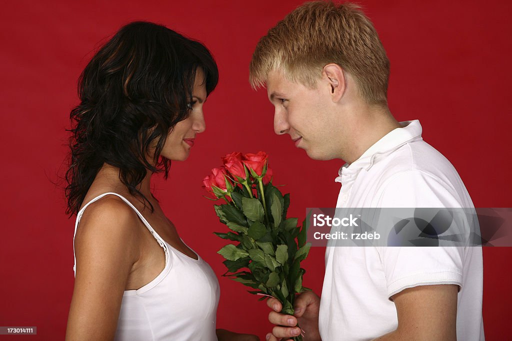 Casal de amantes com rosas - Foto de stock de 18-19 Anos royalty-free