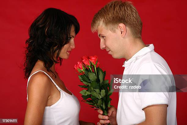 Foto de Casal De Amantes Com Rosas e mais fotos de stock de 18-19 Anos - 18-19 Anos, 20-24 Anos, Adolescente