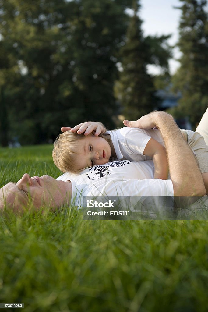 Отец & ребенка - Стоковые фото Вертикальный роялти-фри