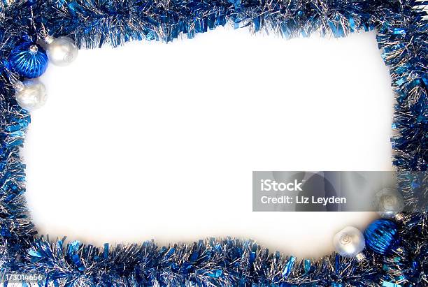 Foto de Enfeites De Natal Azul E Prata Com Decorações Comuns De Quadro Fronteira e mais fotos de stock de Ouropel