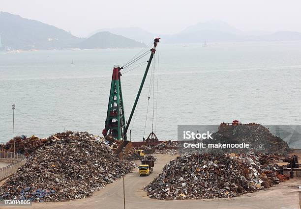 Harbor Scrapyard - Fotografie stock e altre immagini di Interramento di rifiuti - Interramento di rifiuti, Spazzatura, TIR