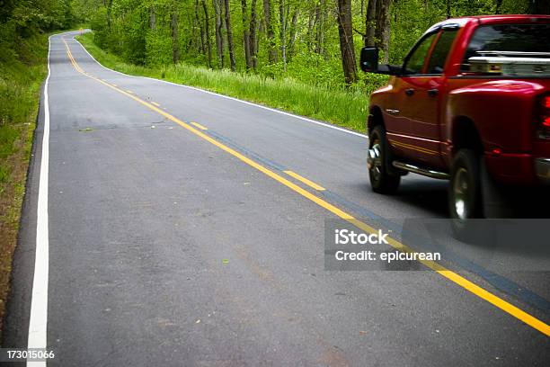 On Strada - Fotografie stock e altre immagini di Furgone pickup - Furgone pickup, Guidare, Strada