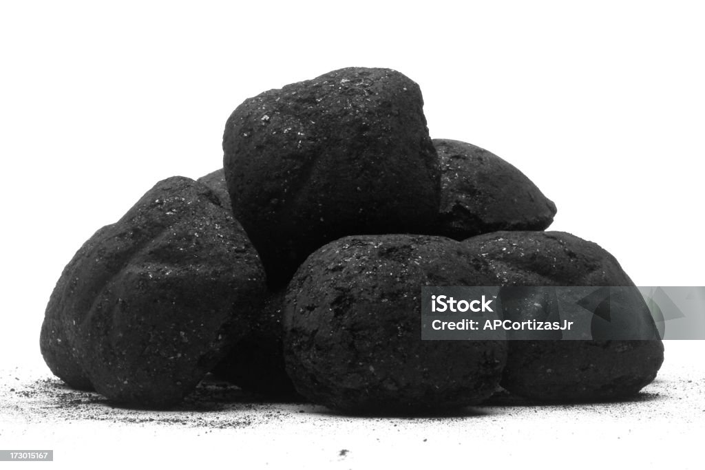 Pila de carbón briquets Aislado en blanco - Foto de stock de Blanco y negro libre de derechos