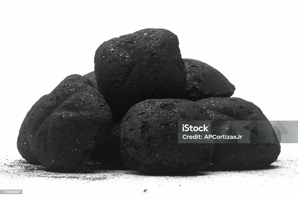 Pila di briquets a carboncino isolato contro bianco - Foto stock royalty-free di Ambiente
