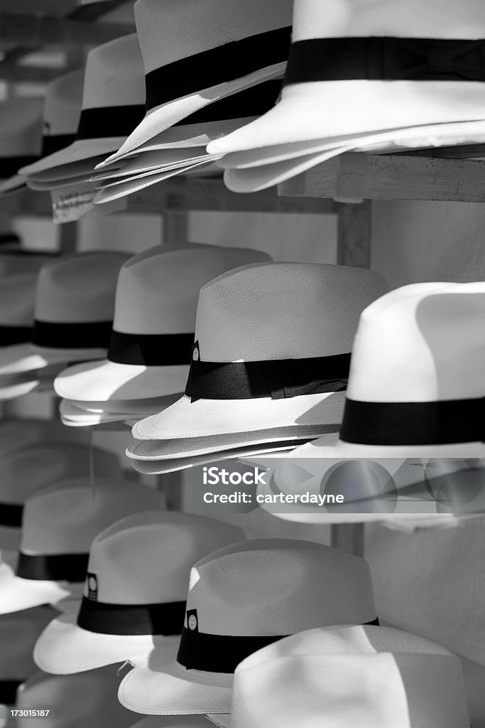Stosy staromodnej kapelusze w czarny i biały - Zbiór zdjęć royalty-free (2000-2009)