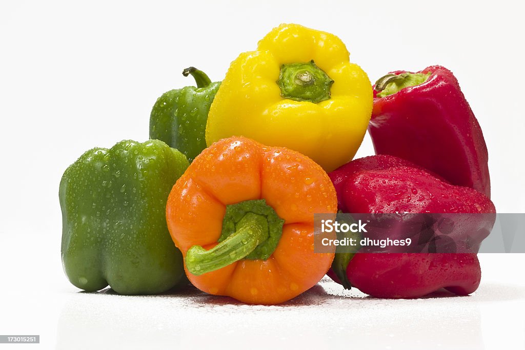 Le rouge, le jaune, l'Orange, le vert et poivrons - Photo de Aliment libre de droits