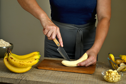 Process of food for making banana cereal bars.