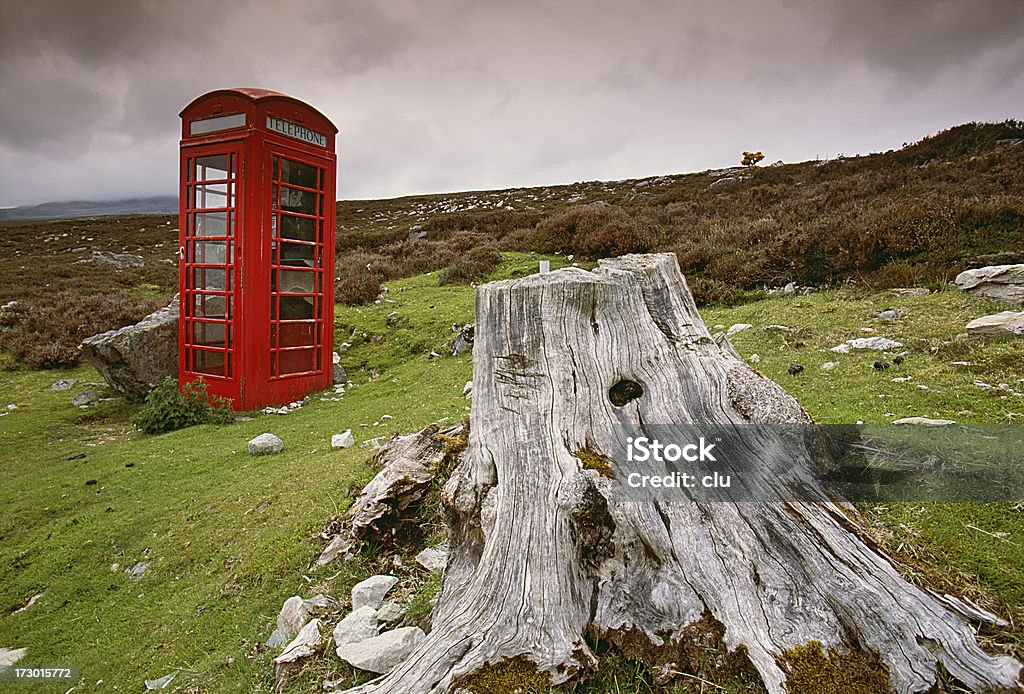 Caja de teléfono en Escocia rural detrás tocón de árbol - Foto de stock de Cabina de teléfono libre de derechos