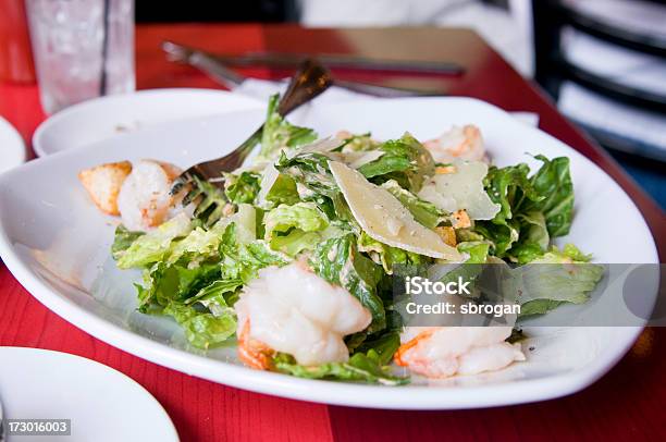 César Salada De Camarão - Fotografias de stock e mais imagens de Alimentação Saudável - Alimentação Saudável, Almoço, Camarão - Marisco