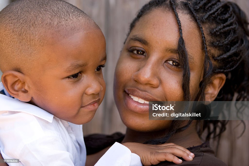 Adolescente Mom - Foto de stock de Embarazo de adolescente libre de derechos