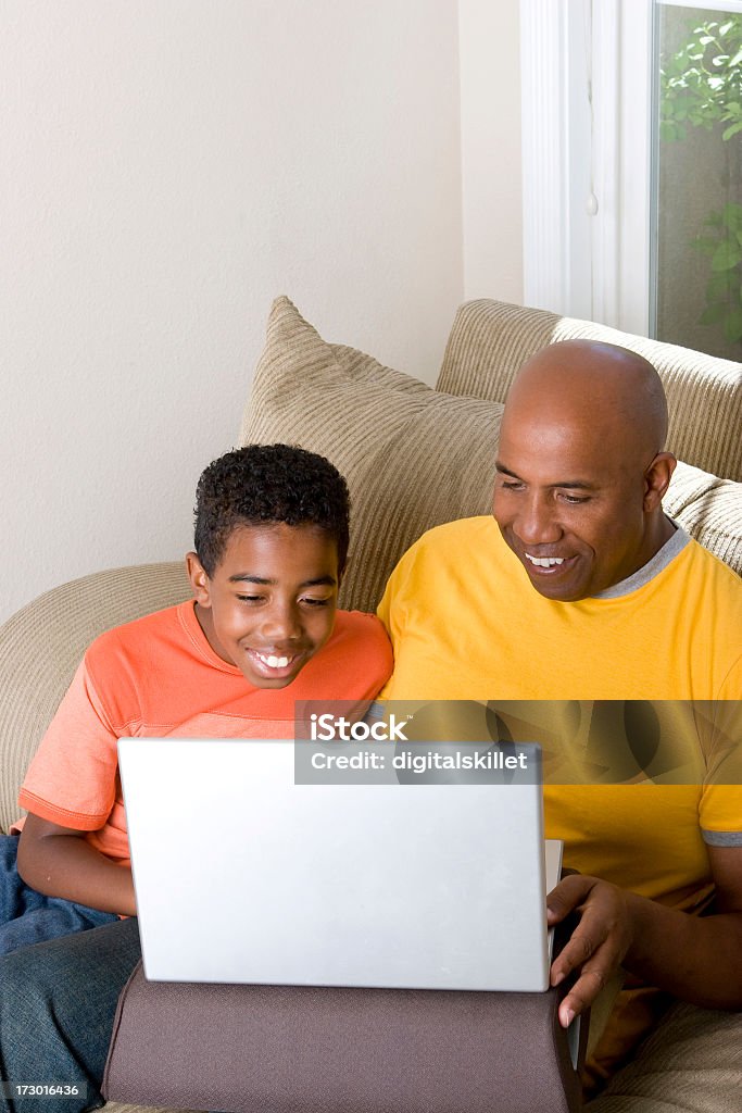 Père et fils de l'ordinateur - Photo de Groupe multi-ethnique libre de droits