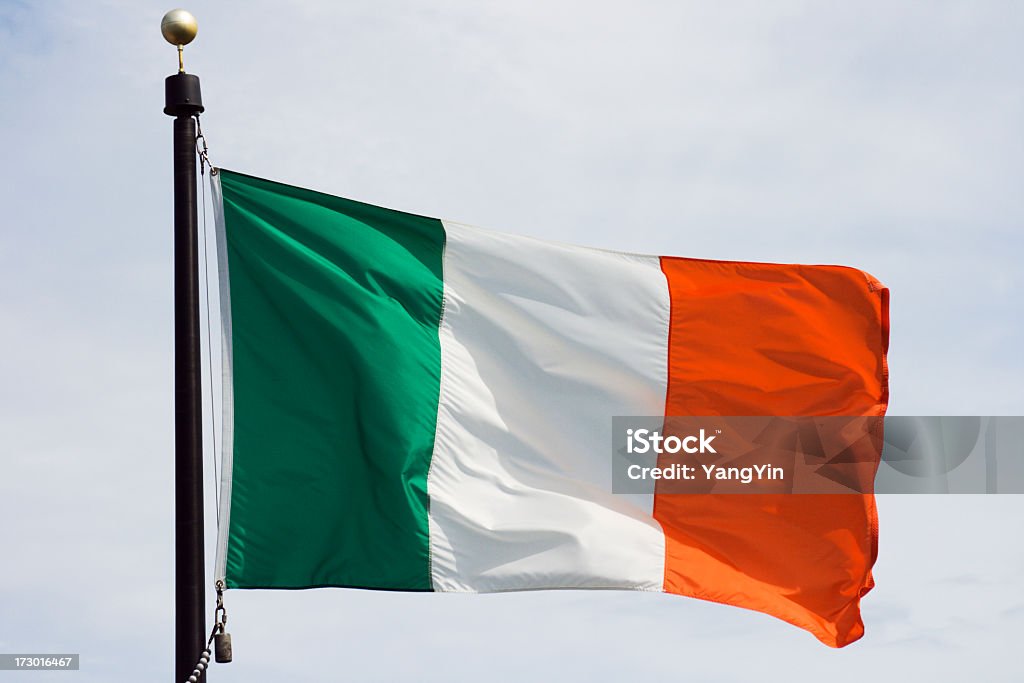 플랙 아일랜드 국립 아일랜드 배너입니다 손 흔드는, Rippling 풍력 - 로열티 프리 아일랜드 국기 스톡 사진