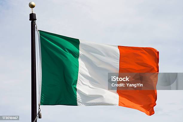 Foto de Bandeira Da Irlanda Da Irlanda Lagoas Ondulante Banner Agitando No Vento e mais fotos de stock de Bandeira Irlandesa