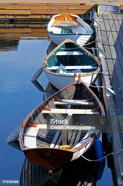 Три Лодки На Озере Marina — стоковые фотографии и другие картинки Без людей - Без людей, Вертикальный, Верёвка
