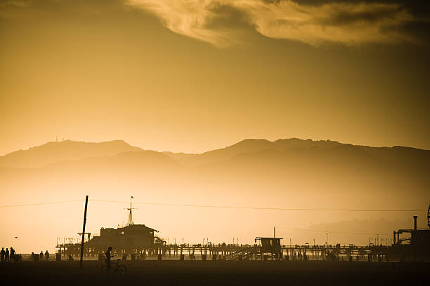 pier de santa mônica pelo anoitecer - santa monica beach santa monica pier malibu california imagens e fotografias de stock