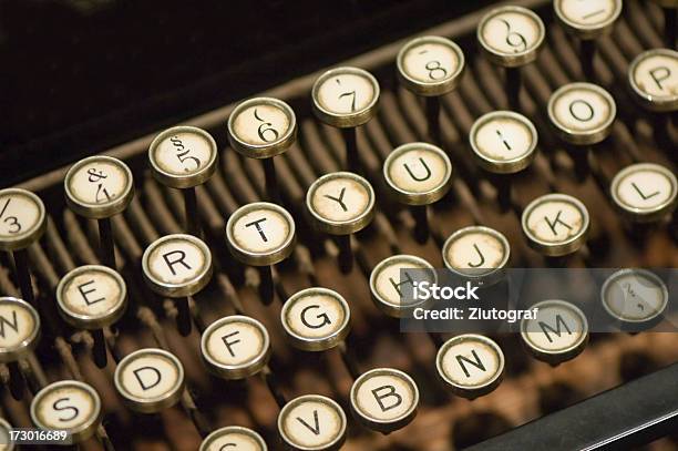 Крупным Планом Старый Набор Текста Machine — стоковые фотографии и другие картинки Пишущая машинка - Пишущая машинка, Старомодный, Стиль ретро