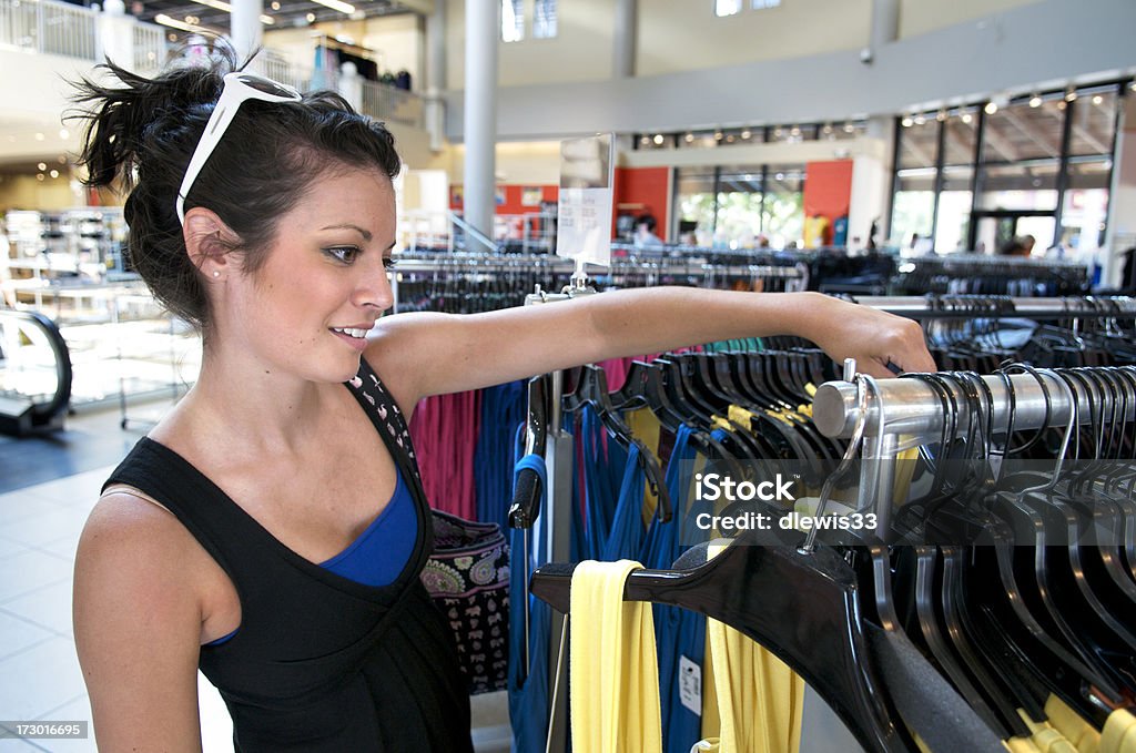 Покупки для одежды - Стоковые фото Магазин одежды роялти-фри