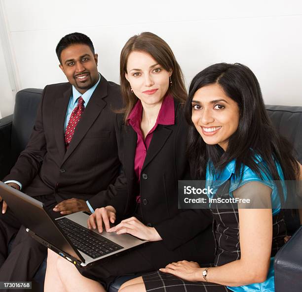 Reunião De Negócios - Fotografias de stock e mais imagens de Adulto - Adulto, Apresentação - Discurso, Asiático e indiano