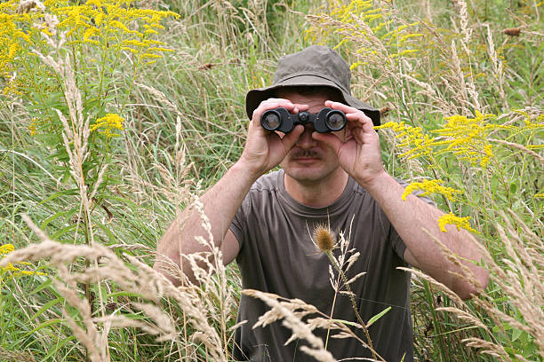 contacto con los ojos - discovery binoculars boy scout searching fotografías e imágenes de stock