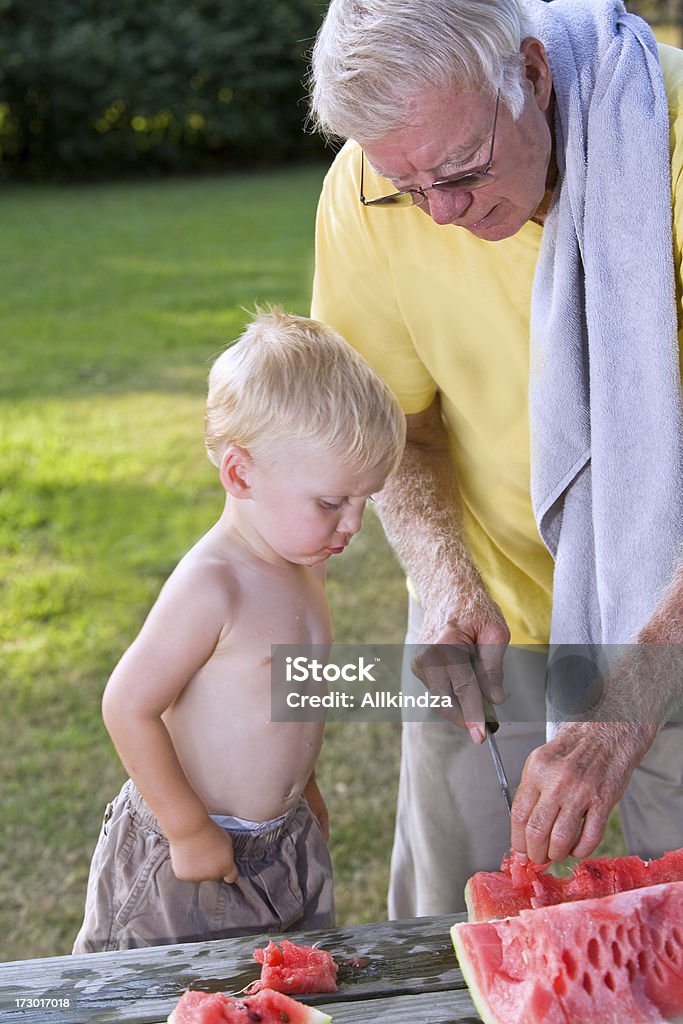 grandpa cortes en sandía (watermelon stomach - Foto de stock de Abuelo libre de derechos