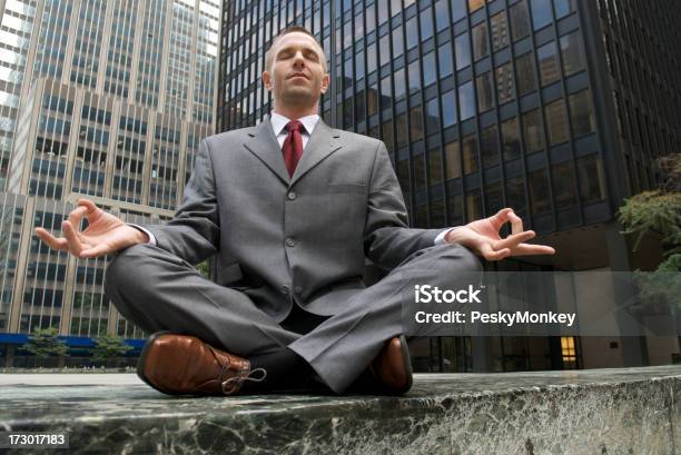 Calma Hombre Haciendo Yoga De La Ciudad Rascacielos De Fondo Foto de stock y más banco de imágenes de Bloque de Oficinas