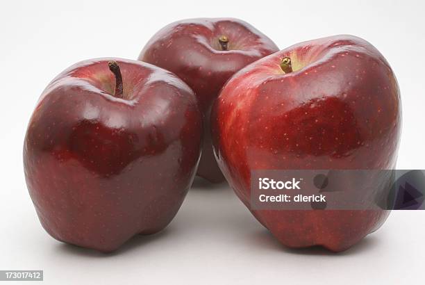 Три Спелые Яблоки — стоковые фотографии и другие картинки Без людей - Без людей, Горизонтальный, Еда