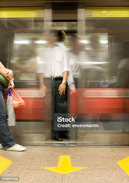 Cerca Di Arrivare A Casa - Fotografie stock e altre immagini di Ora di punta - Ora di punta, Pendolare, Singapore