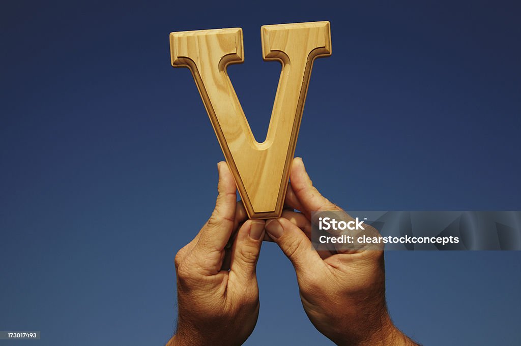Drewniane Litera V - Zbiór zdjęć royalty-free (Alfabet)