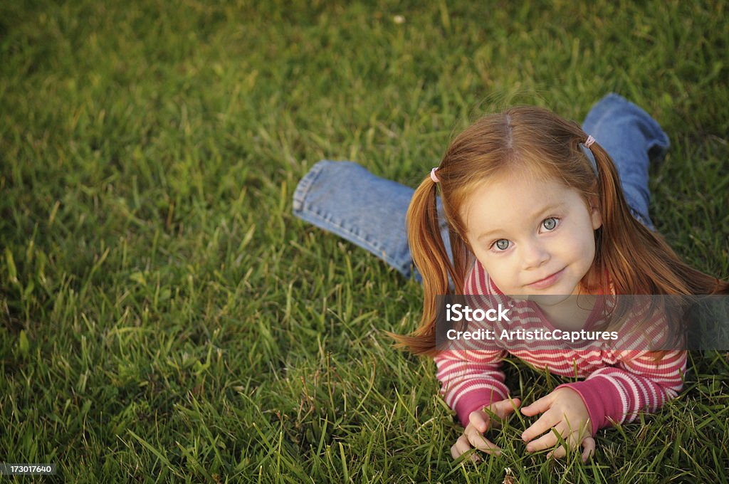 Счастливый Маленький Рыжие волосы в траве - Стоковые фото 2-3 года роялти-фри
