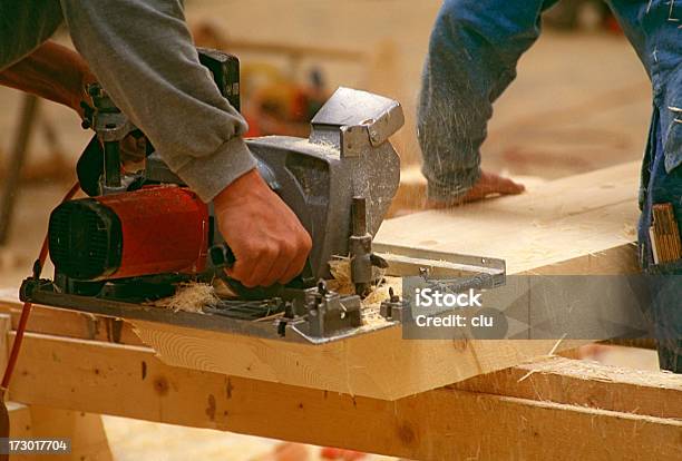 Carpenters En El Trabajo Foto de stock y más banco de imágenes de Adulto - Adulto, Artesano, Carpintero