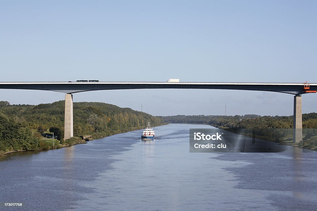 Brücke und Fluss: Transfer per Auto, bus, Lastwagen oder Schiff - Lizenzfrei Auto Stock-Foto