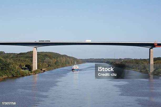 Ponte E Fiume Trasporto Via Autobus Auto Camion O Nave - Fotografie stock e altre immagini di Acqua