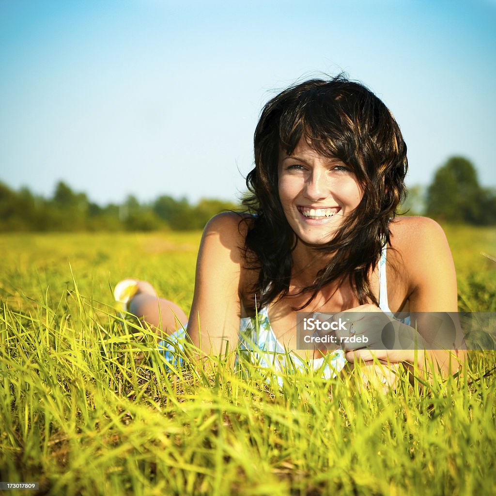 Bella ragazza in un prato - Foto stock royalty-free di 20-24 anni