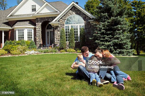 Famiglia Felice - Fotografie stock e altre immagini di Casa - Casa, Famiglia, Davanti