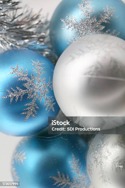 Foto de Azul E Prata Bolas e mais fotos de stock de Azul - Azul, Bola de Árvore de Natal, Branco