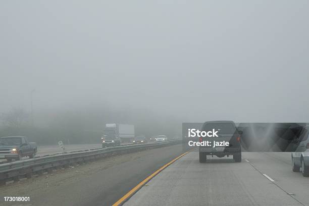 Estrada Com Nevoeiroweather Forecast - Fotografias de stock e mais imagens de Conduzir - Conduzir, Nevoeiro, Carro