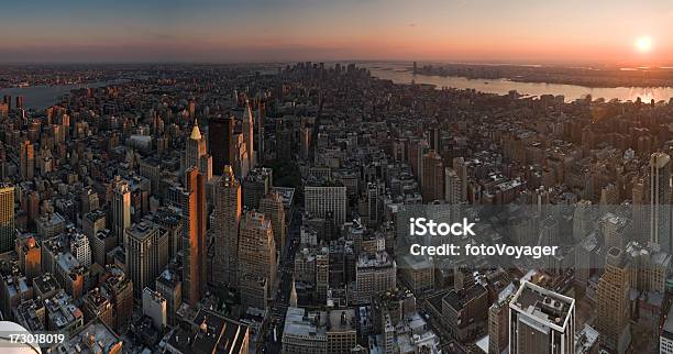 Manhattan Ao Pôr Do Sol Dourado - Fotografias de stock e mais imagens de Alto - Descrição Física - Alto - Descrição Física, Ao Ar Livre, Apartamento