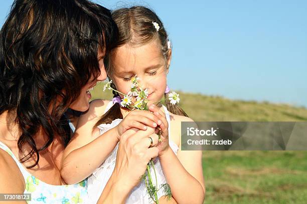 Madre E Hija Foto de stock y más banco de imágenes de 12-17 meses - 12-17 meses, 20-24 años, 25-29 años