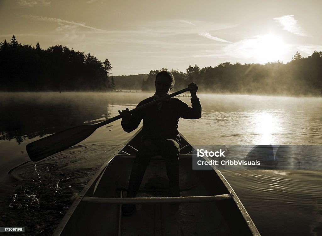 Na zewnątrz Dziewczyna wiosłowania kajak na jezioro mglisty wschód słońca sepia z podświetleniem - Zbiór zdjęć royalty-free (Appalachy)