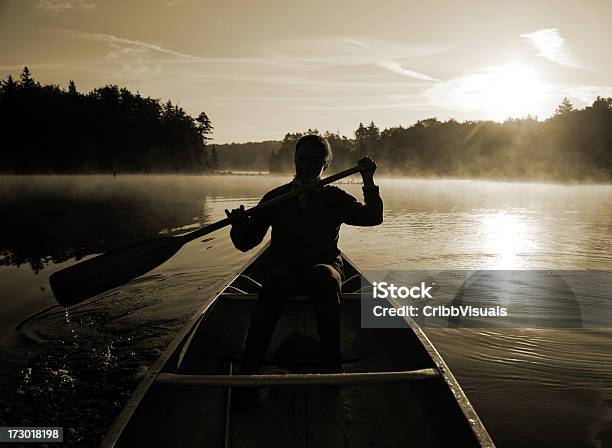 Na Zewnątrz Dziewczyna Wiosłowania Kajak Na Jezioro Mglisty Wschód Słońca Sepia Z Podświetleniem - zdjęcia stockowe i więcej obrazów Appalachy