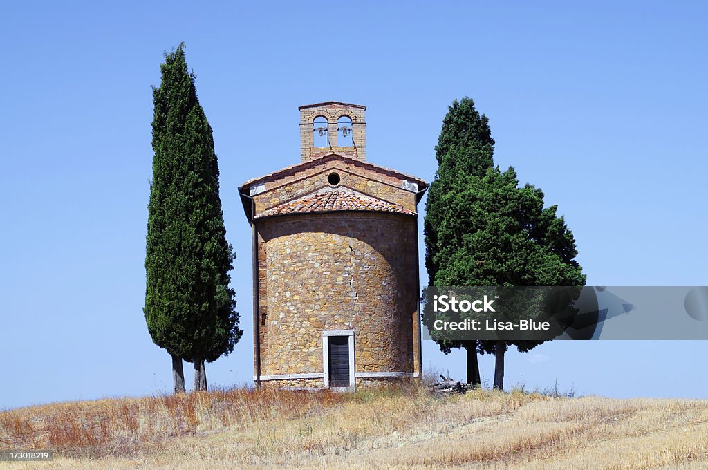 Old Chapel e cipresso - Foto stock royalty-free di Albero