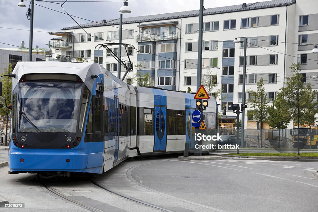 Moderne de tramway devant un appartement maison de Stockholm. - Photo de Bleu libre de droits