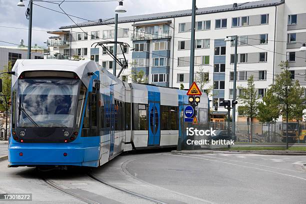 Photo libre de droit de Moderne De Tramway Devant Un Appartement Maison De Stockholm banque d'images et plus d'images libres de droit de Bleu